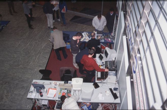 35: Amiga-news.de, and Rolf Tingler (top right) wielding his airbrush on unsuspecting cell phones.