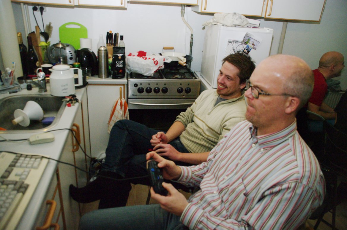 I køkkenet får Michael og John_Fante sig et spil på John_Fantes tårnhøje A1200.