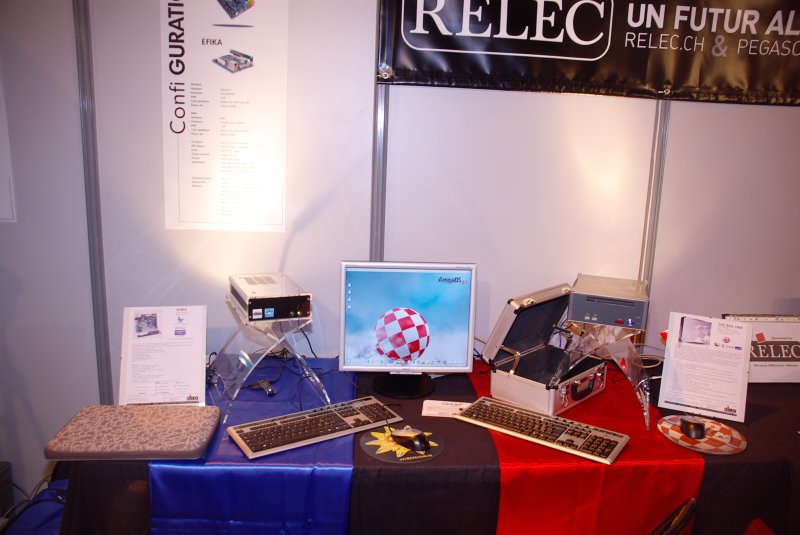 The blue/red corner. To the left, the Efika, to the right and currently connected to the screen, the Sam in Relec's own case nicknamed "The Red One".