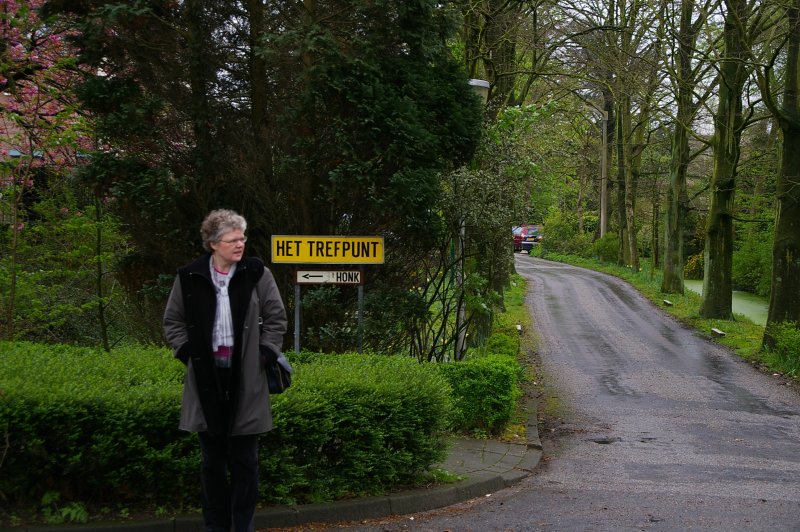 The meeting took place at a community centre called the "Trefpunt", i.e. the meeting point. I'm not sure why they want passers-by to honk at my wife, though.