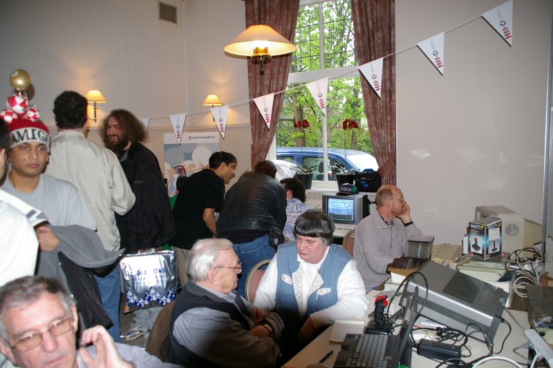 Background, standing: Sharwin, Mark Janssen, Bart van der Meer, and isn't that the other CoyoteFlux brother, Rakesh?