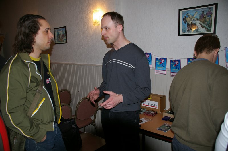 Jens Schönfeld chatting with a customer.