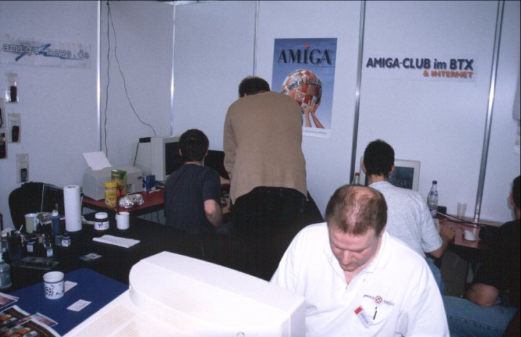 22: On the shared stand of Amiga-News.de and Amiga-Club, people were busy getting reports out from the show..