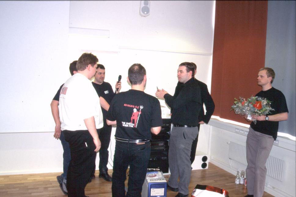 PedeFup and Luc, the two finalists, are briefed by Mattias. MikeyC faithfully holding the mike in the background for worldwide broadcast over Amigaworld Radio.