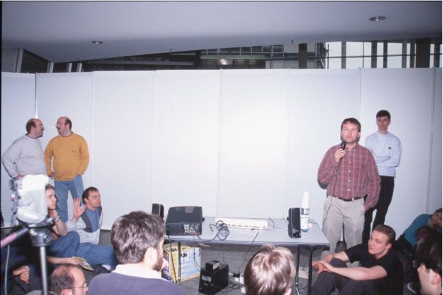 20: The Frieden twins in the far left corner, Ben Hermans with the mike, and Jürgen Haage listening closely in the background.