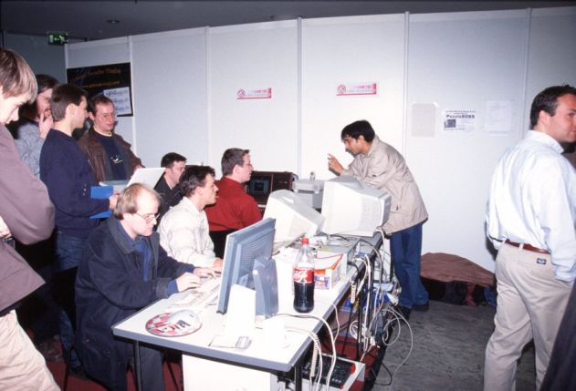 29: Amiga-news.de as usual shared space with the club people, among them Volker Mohr (background center), this year with a nice hardwood cabinet A1200 (without numeric keypad).