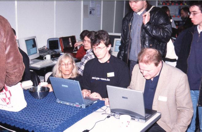 47: Tired members of the press getting the last "live" reports done. Petra Struck and Christoph Dietz from Amiga-News.de with Amiga-Club's Hendrik Höner.