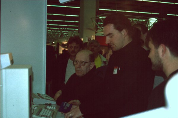 2: Jochen Becher draws a crowd demoing AmigaWriter.