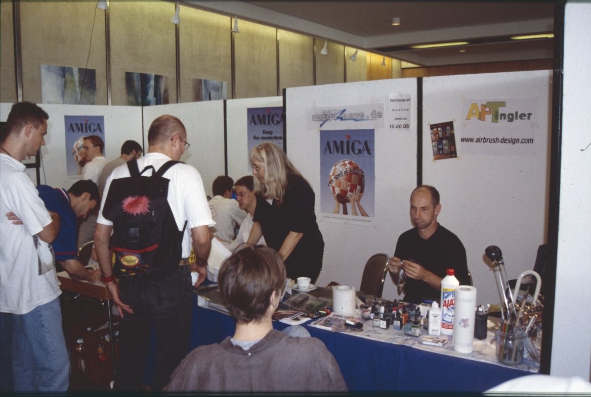 Petra Struck and her crew at the Amiga-news.de stand, and next to them Rolf Tingler of Airbrush Paradise Tingler, embellishing anything from mice to cell phones.