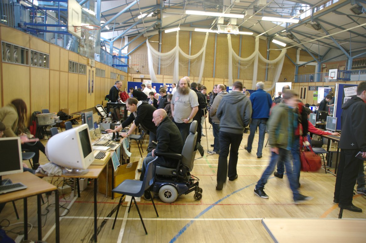 Nick Clover (Severin) in the center of the picture (with the gray Amiga T-shirt) is ready to show off AmigaOS 4.1 on his X1000.