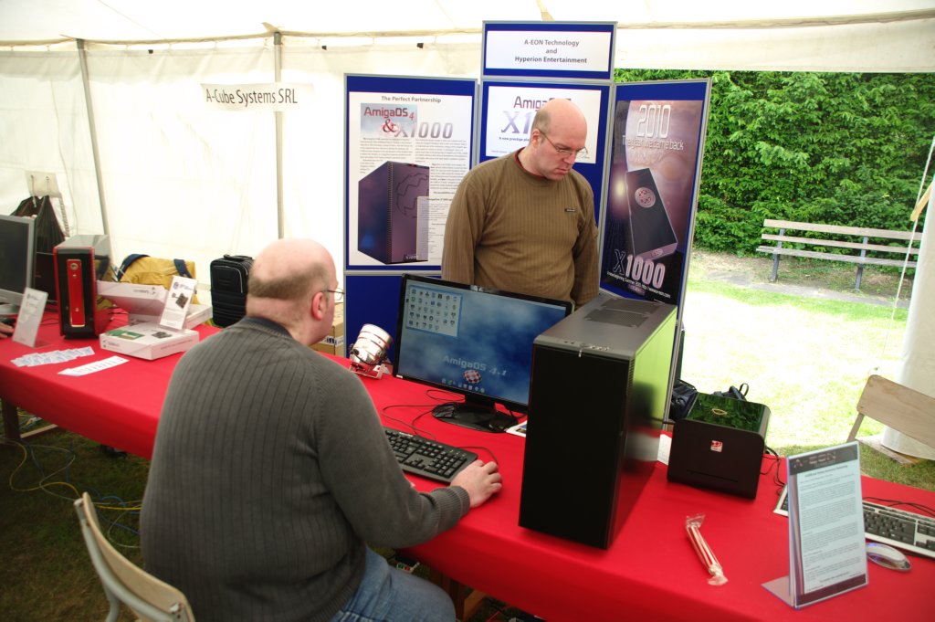 Hans-Jörg taking a turn at the keyboard of the X1000, while Thomas takes a break behind the table.