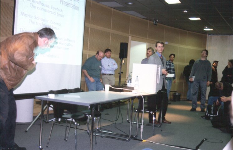 30: Neil Bothwick from Amiga Active (far left) leaves his cassette recorder to catch the words of Thomas Frieden (green sweatshirt), Alan Redhouse (behind Martin), and Martin Schüler (next to A4kT).
